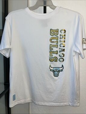 Chicago Bulls Men's Short Sleeve Graphic Tee - White with Metallic Accents
